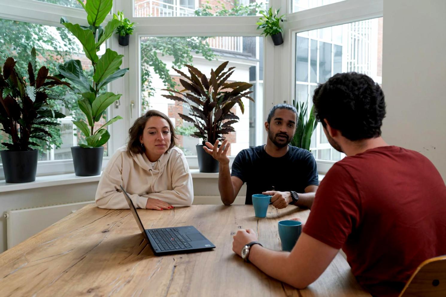 Estudiantes participando en sesión práctica de análisis de estados financieros