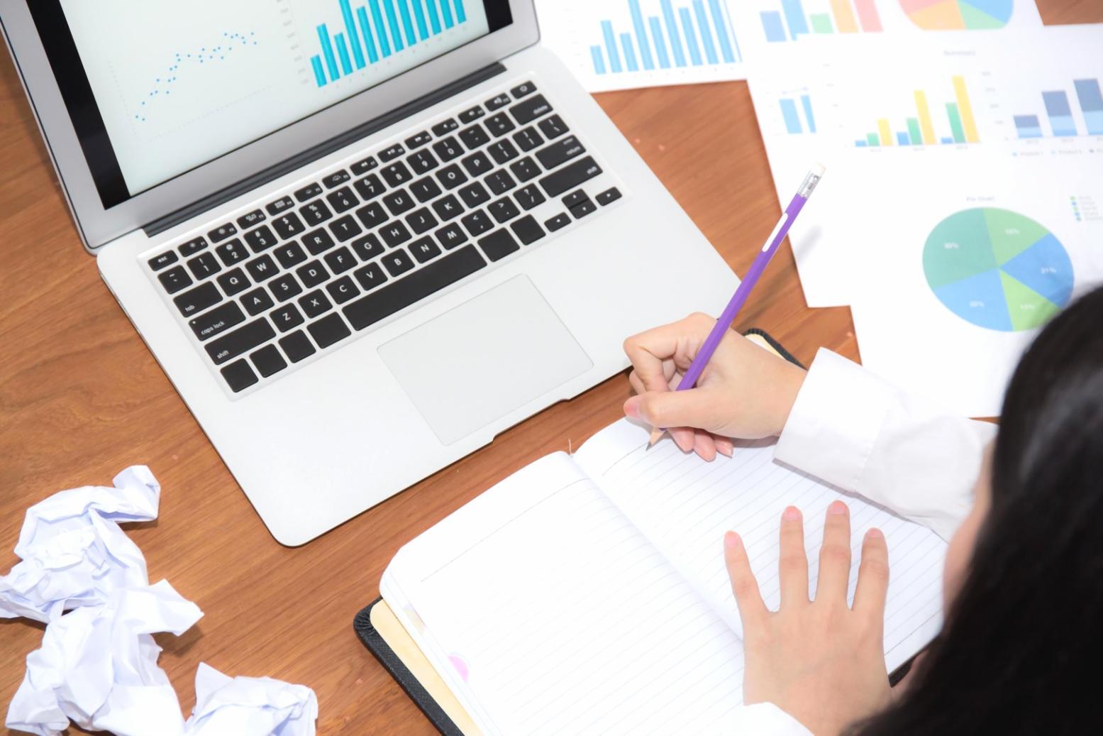 Sesión de formación financiera en aula moderna