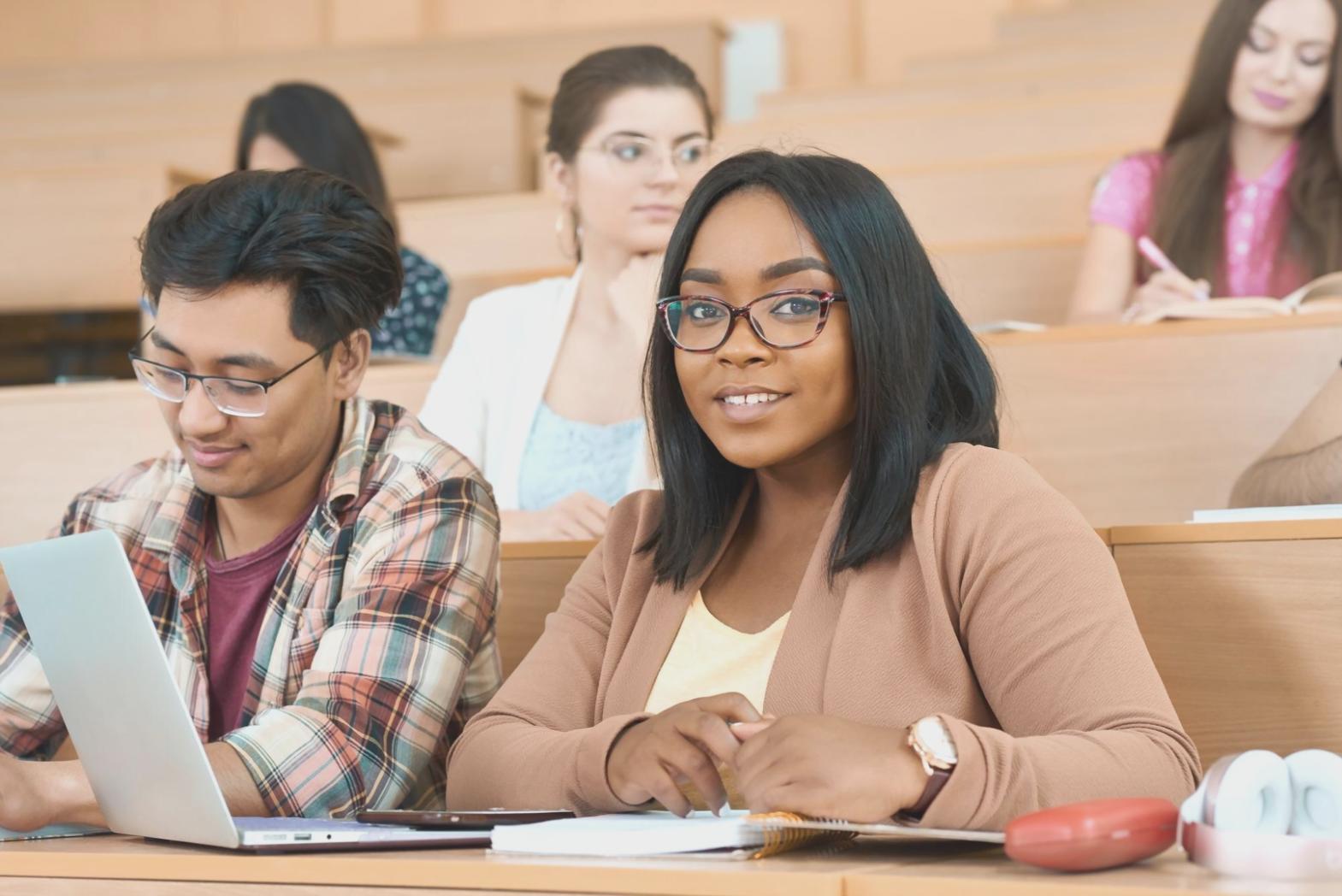 Estudiante participando en sesión remota de análisis financiero