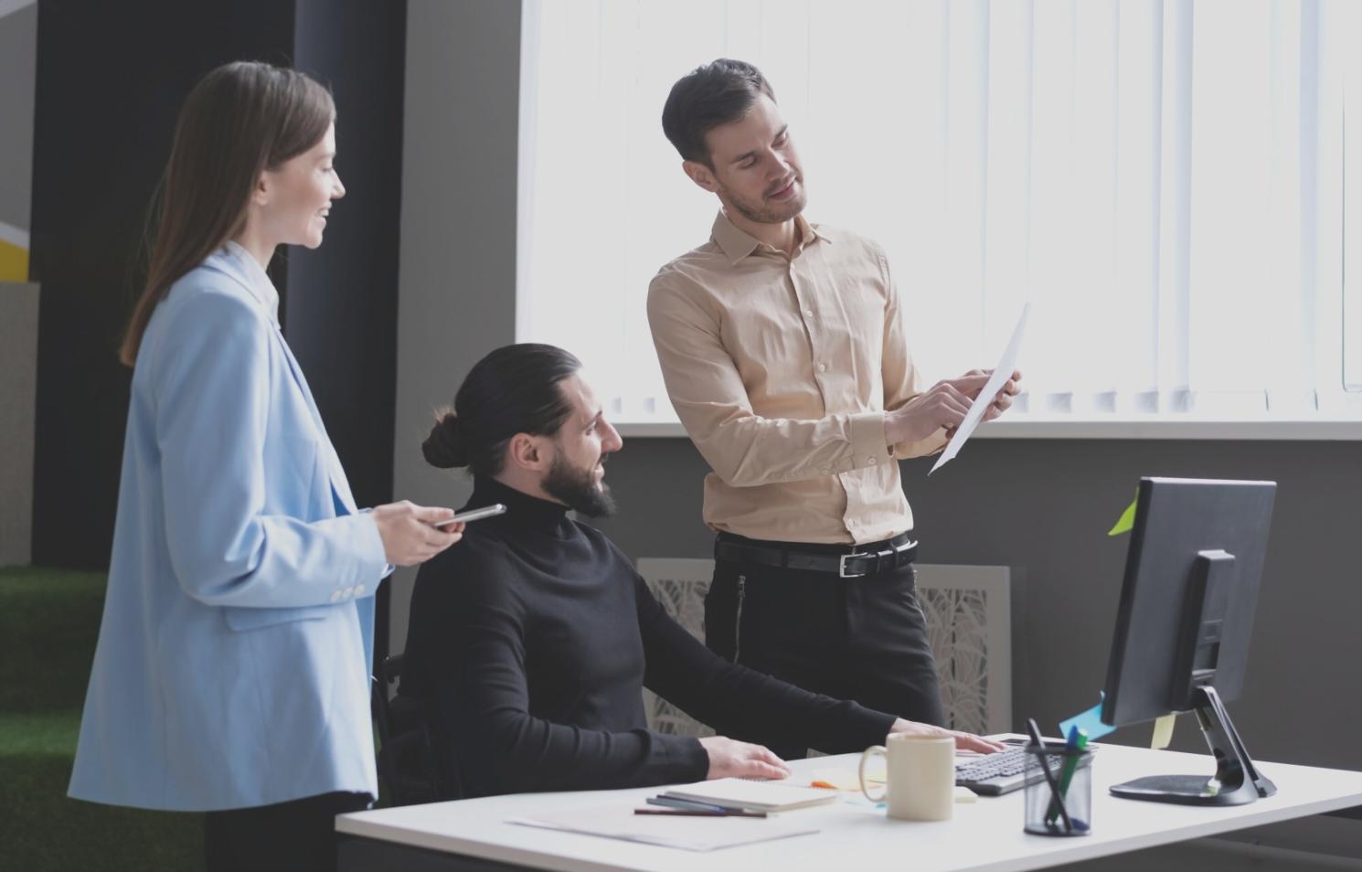 Equipo de expertos en análisis financiero trabajando en proyectos educativos